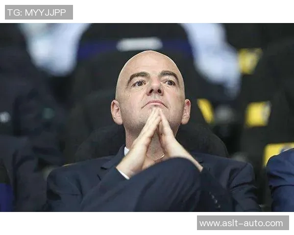 卡塔尔足球明星大腿雕像展现运动之美与力量的完美结合